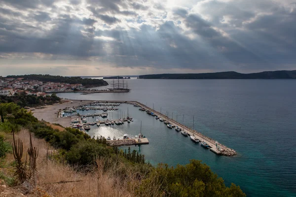 Koyu arka plan üzerinde Bulutların arasından güneş ışınları kırmak