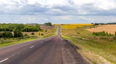 Asfalt beton yol alanları arasında