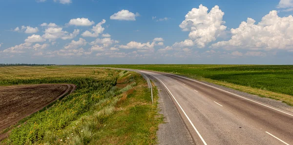 Asfalt beton yol alanları arasında