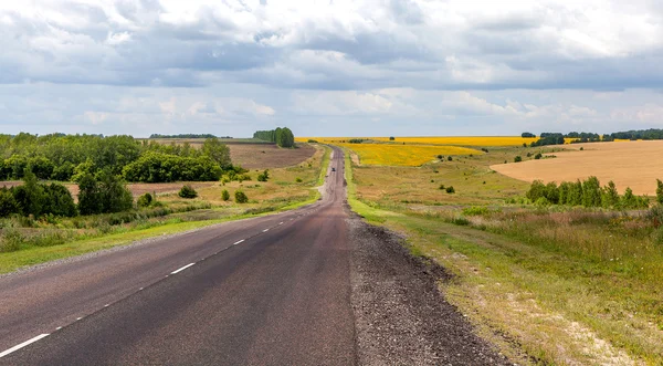 Asfalt beton yol alanları arasında