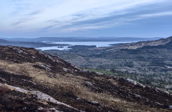 İrlanda bulutlu havalarda dağ manzarası