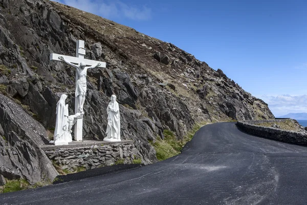 bir dağ yolun kenarında heykel
