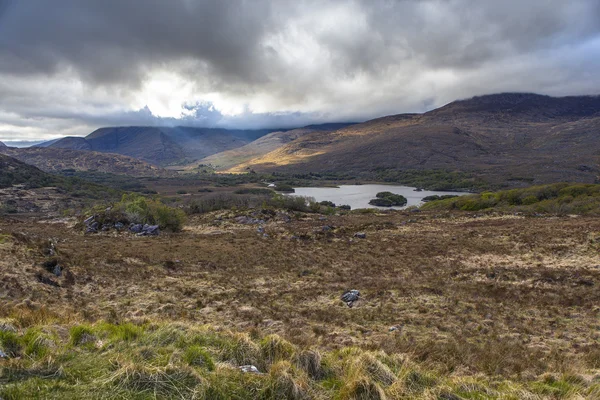 arka planda dağlar ile peyzaj
