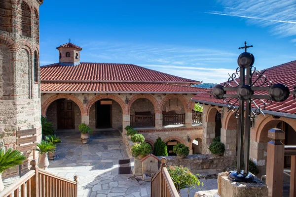 Meteora Yunanistan içinde manastır iç avluya görünümünü