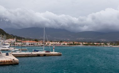 Yunanistan bulutlu havalarda deniz manzarası
