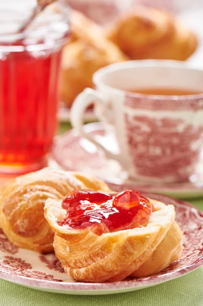 Teil von Croissant-Quitten-Preiselbeergelee — Stockfoto