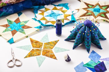 Öğe yorgan sürerken, hazırlanan tasarımını kesilmiş parçalar