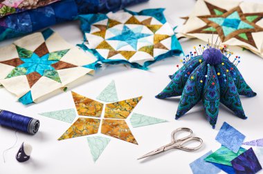 Öğe yorgan sürerken, hazırlanan tasarımını kesilmiş parçalar