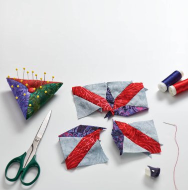 Yama bloğu şeklinde örülmüş kumaş parçaları, dikiş ve yorgan aksesuarları. Metin için boşluk.