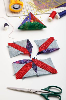 Yama bloğunun dikiş süreci, iğneleme, yorgan dikme ve dikiş aksesuarları.