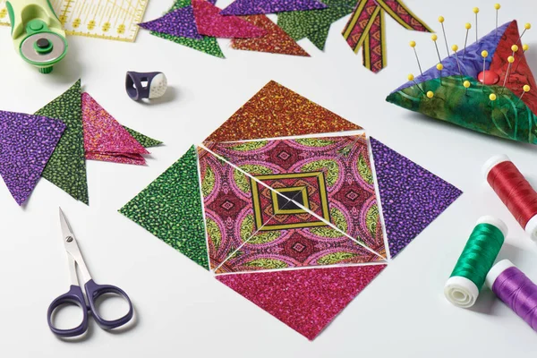 Треугольные Куски Ткани Выложены Виде Лоскутного Блока Швейных Стеганых Аксессуаров — стоковое фото