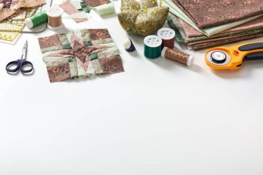 Yama bloğu, kumaş yığını, dikiş ve yorgan aksesuarları. Boşluğu kopyala