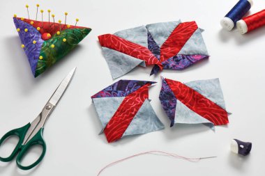 Yama bloğunun dikiş süreci, iğneleme, yorgan dikme ve dikiş aksesuarları.