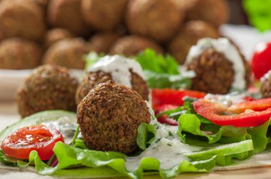 falafel salata yaprakları üzerinde