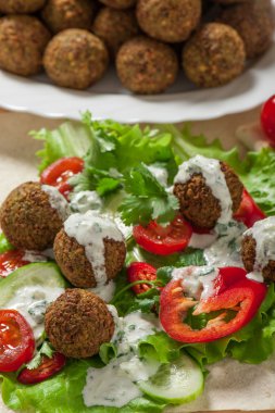 falafel salata yaprakları üzerinde