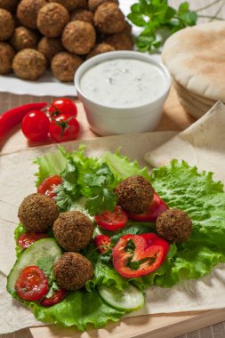 falafel salata yaprakları üzerinde