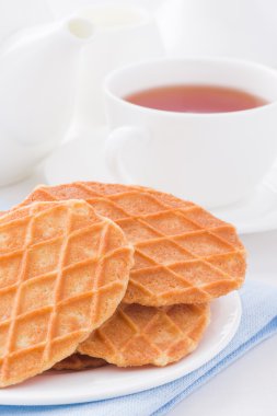 Beyaz tabakta tatlı waffle