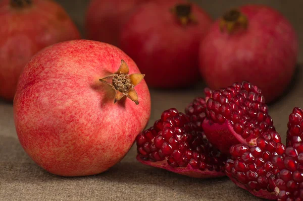 Garnet near the broken pomegranate — Stock Photo, Image