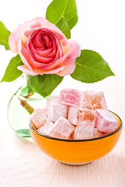 doğranmış Türk lokumu ile Orange bowl