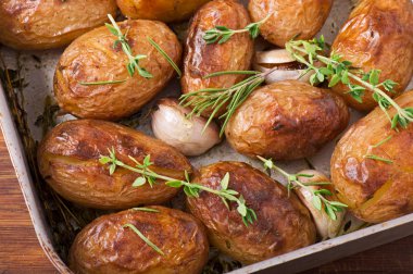 kavrulmuş patates sarımsak ile