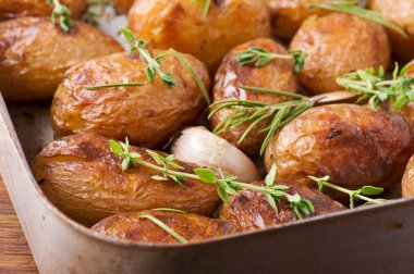 kavrulmuş patates sarımsak ile