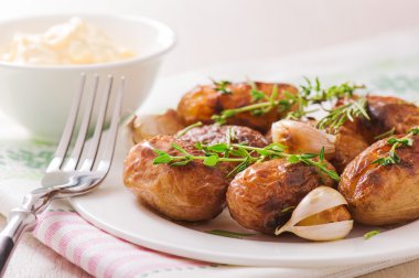 kavrulmuş patates sarımsak ile