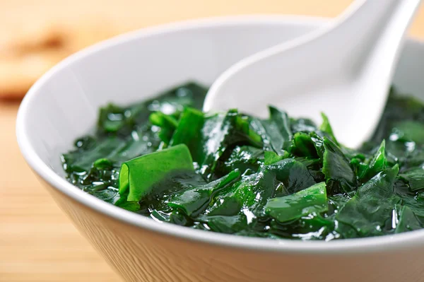 Sopa tradicional japonesa feita de algas marinhas wakame — Fotografia de Stock