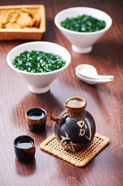 Set de sake japonés y sopa de algas marinas — Foto de Stock