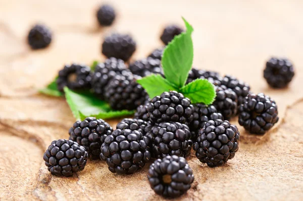 Un puñado de moras en una superficie de piedra —  Fotos de Stock