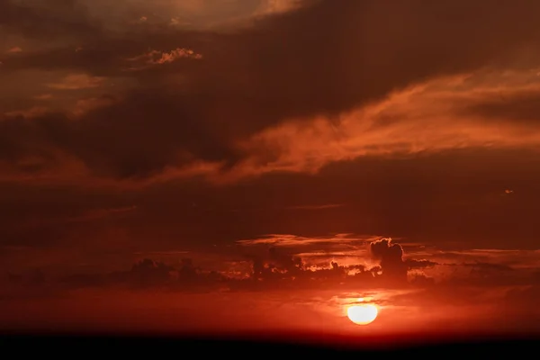 赤い雲の後ろの夕日 画像の右下隅の日没 — ストック写真