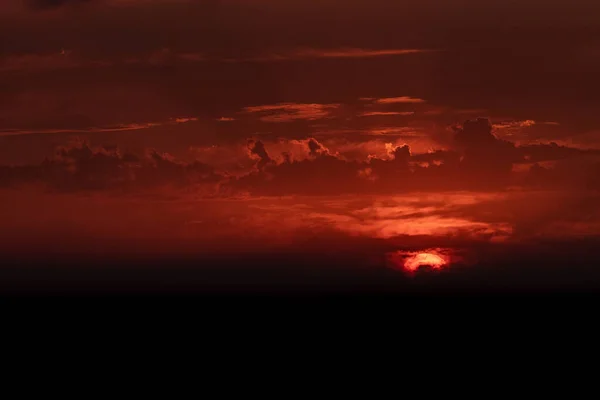 Nap Lenyugszik Horizont Felett Gyönyörű Naplemente Horizont Teljesen Árnyékban Van — Stock Fotó