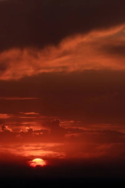 Nap Lenyugszik Horizont Felett Gyönyörű Vörös Naplemente Horizont Árnyékban — Stock Fotó