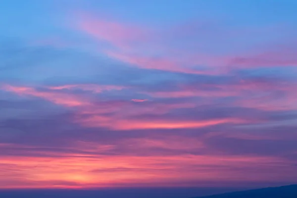 日出前的粉红紫色云彩景观 在蓝天下 — 图库照片