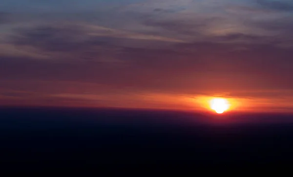 Felhők Látványa Horizont Felett Felkelő Nap Által Megvilágítva Horizont Alatt — Stock Fotó