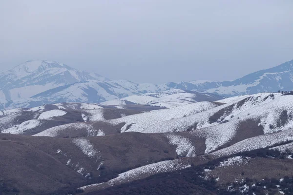 Die Berghügel Den Ausläufern Sind Stellenweise Mit Schnee Bedeckt Distanzschuss — Stockfoto