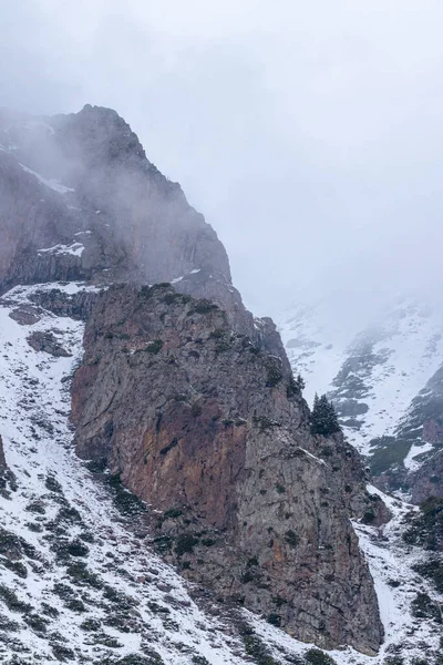 Ein Teil Des Hangs Einer Bergklippe Mit Schnee Fuß Vor — Stockfoto