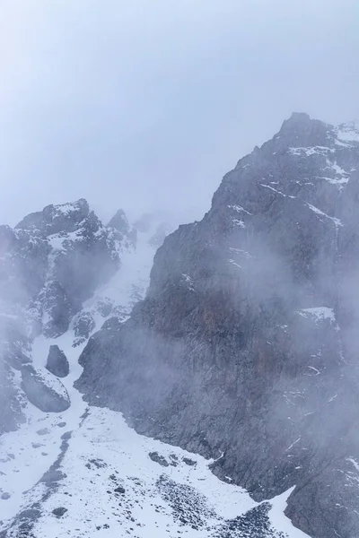 Die Bergklippe Liegt Nebel Und Fuße Des Berges Liegt Schnee — Stockfoto