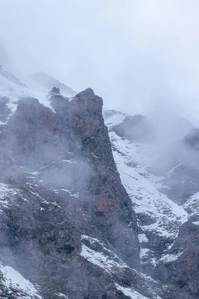 Riesige Felsen Den Bergen Nebel Einige Pisten Sind Mit Schnee — Stockfoto