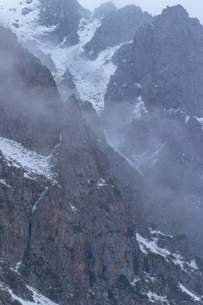 Bergfelsen Nebel Und Schnee Den Hängen Winter — Stockfoto