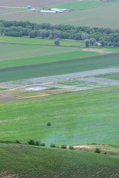 Pola Uprawne Basenem Nawadniającym Widok Wysokości Gór — Zdjęcie stockowe