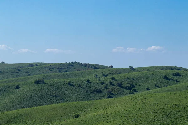 Widok Zielone Łąki Górskich Wzgórz Tle Błękitnego Nieba Chmur — Zdjęcie stockowe