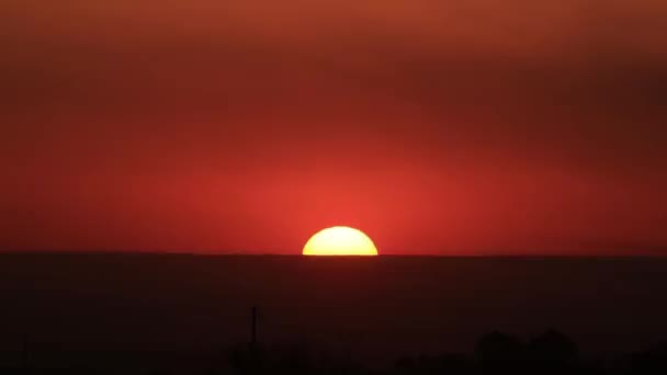 Sol Está Mitad Sobre Horizonte Ilumina Cielo Los Flujos Calor — Vídeos de Stock