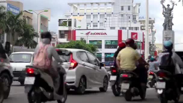 越南Khanh Hoa省Nha Trang 2019年1月9日 胜利纪念碑和Honda商店附近的交通景观 — 图库视频影像