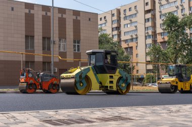 Almaty, Kazakistan - 17 Temmuz 2025: Asfalt yol silindirleri yeni yolda. Özel ekipmanlar