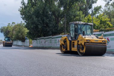 Almaty, Kazakistan - 17 Temmuz 2025: Yeni bir yolda büyük bir asfalt silindiri. Özel ekipmanlar