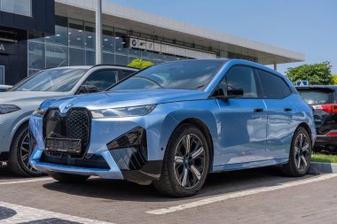 Almaty, Kazakistan - 17 Temmuz 2025: otoparkta gökyüzü mavisi yeni BMW Ix. Araba galerisi. Elektrikli araç