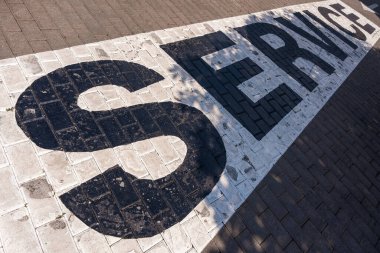 Fayanslarda servis tabelası var. Onarım ve bakım