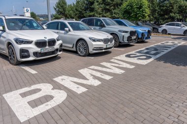 Almaty, Kazakistan - 17 Temmuz 2025 BMW servis merkezi otoparkı. Onarım ve bakım