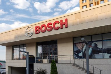 Almaty, Kazakistan - 17 Temmuz 2025: Bosch mağazasının merkezi girişi. Ev aletleri