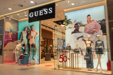 Almaty, Kazakistan - 17 Temmuz 2025: tahmin mağazasına giriş. Moda öğeleri